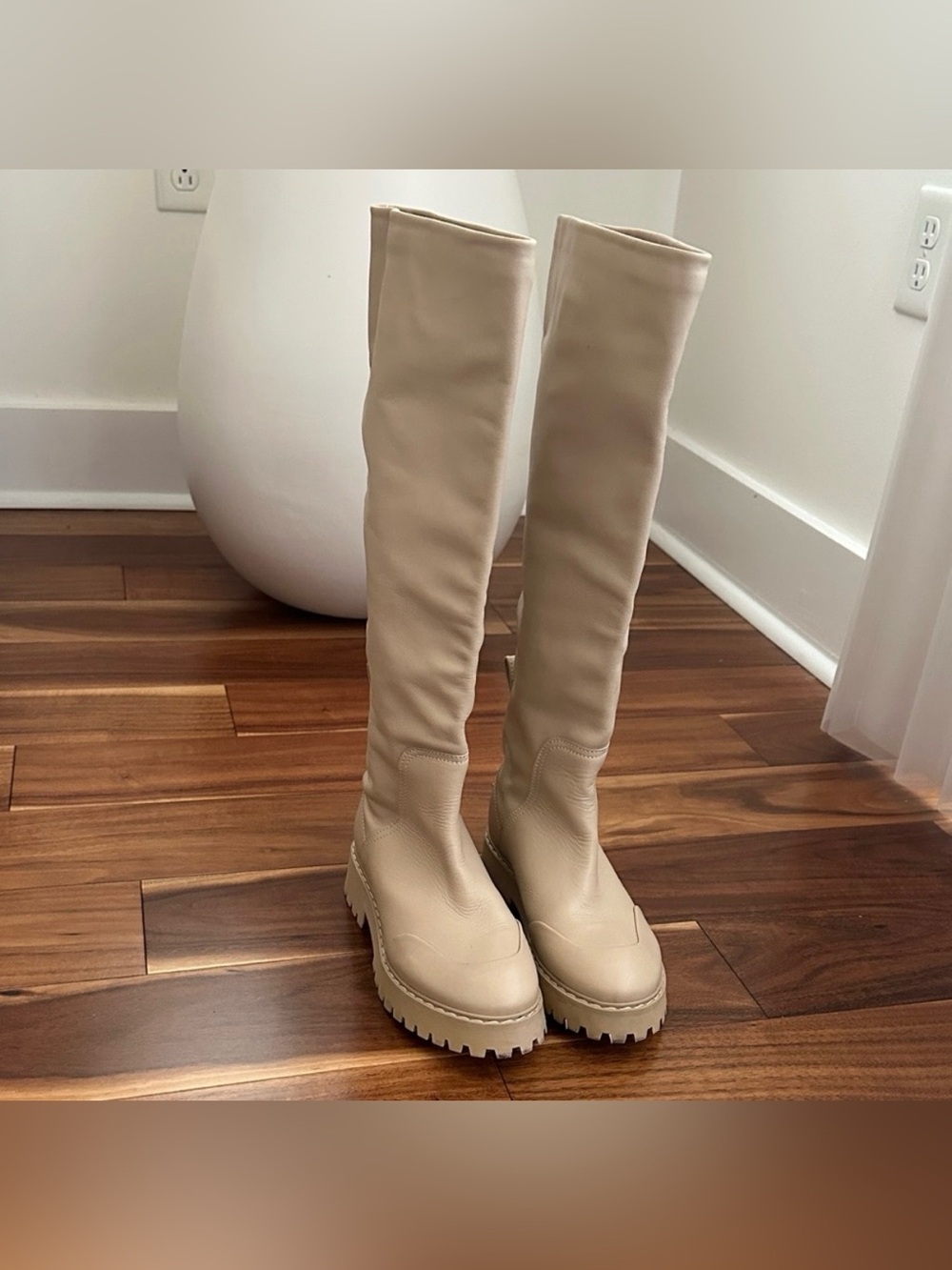 & OTHER STORIES CREAM TO KNEE LEATHER BOOTS
LUG SOLE SIZE 37 US7
